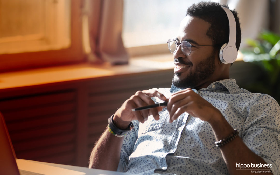 Invista em podcasts de Marketing Digital para treinar o seu inglês
